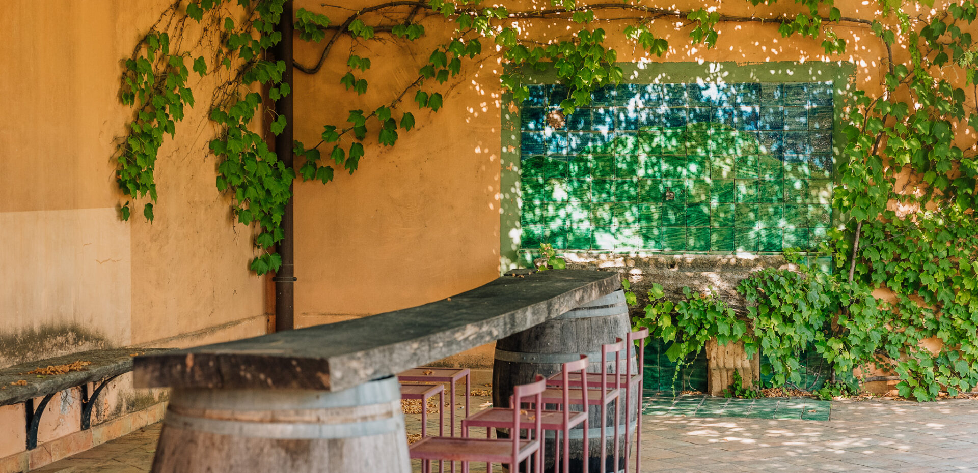 Tavolo con sedie sotto il portico di un giardino