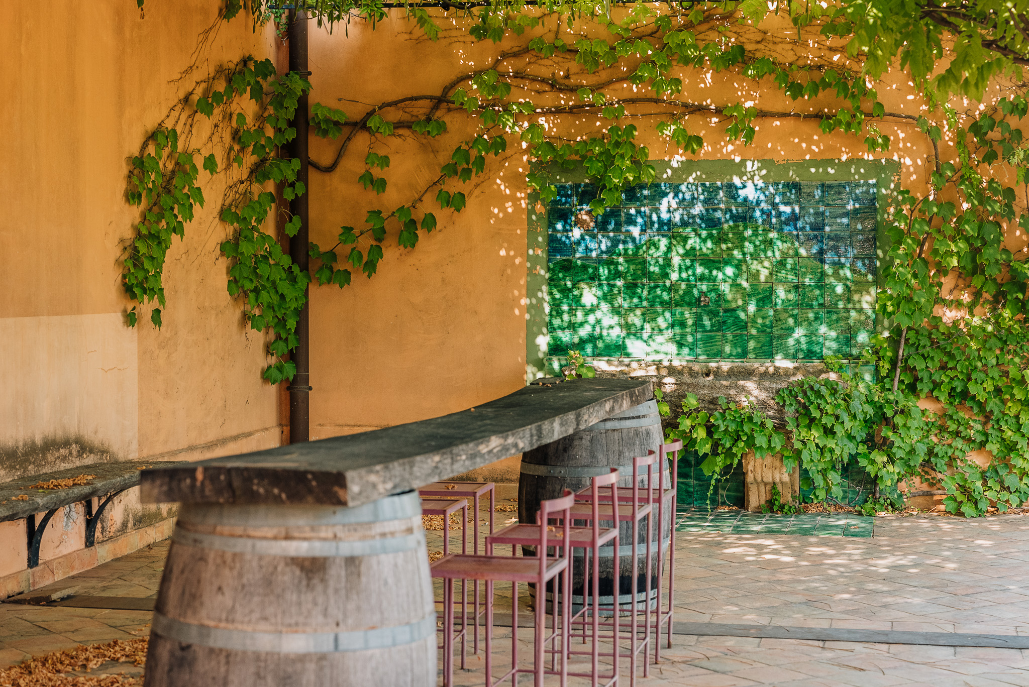 Tavolo con sedie sotto il portico di un giardino