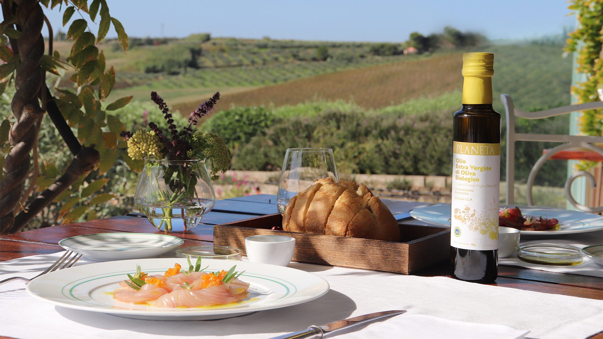 Bottiglia olio biancolilla su tavola