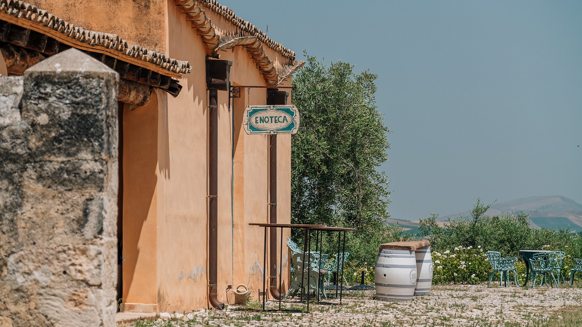 l'insegna antica di una enoteca