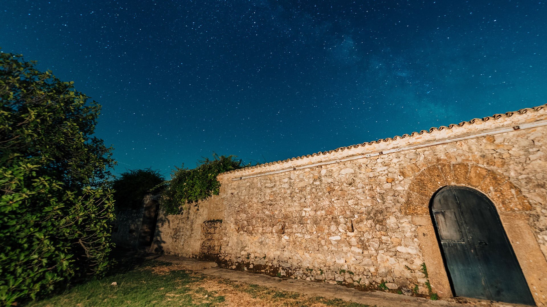 muro esterno di una tenuta illuminato nella notte