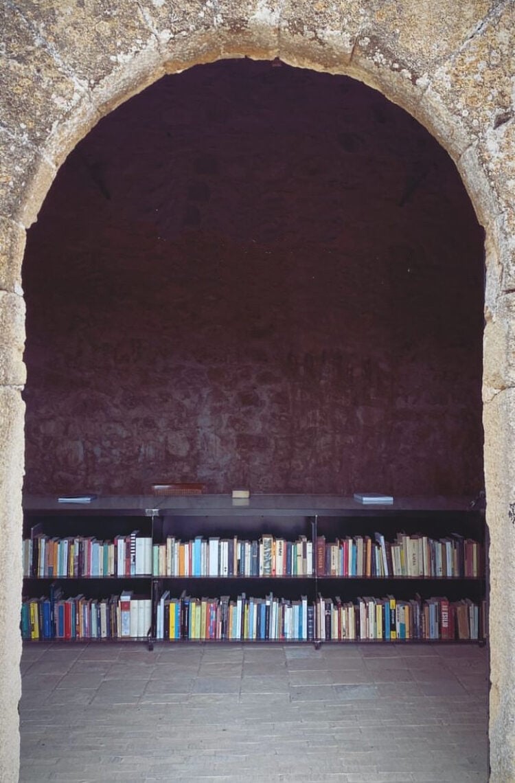 arco di pietra espositore libri