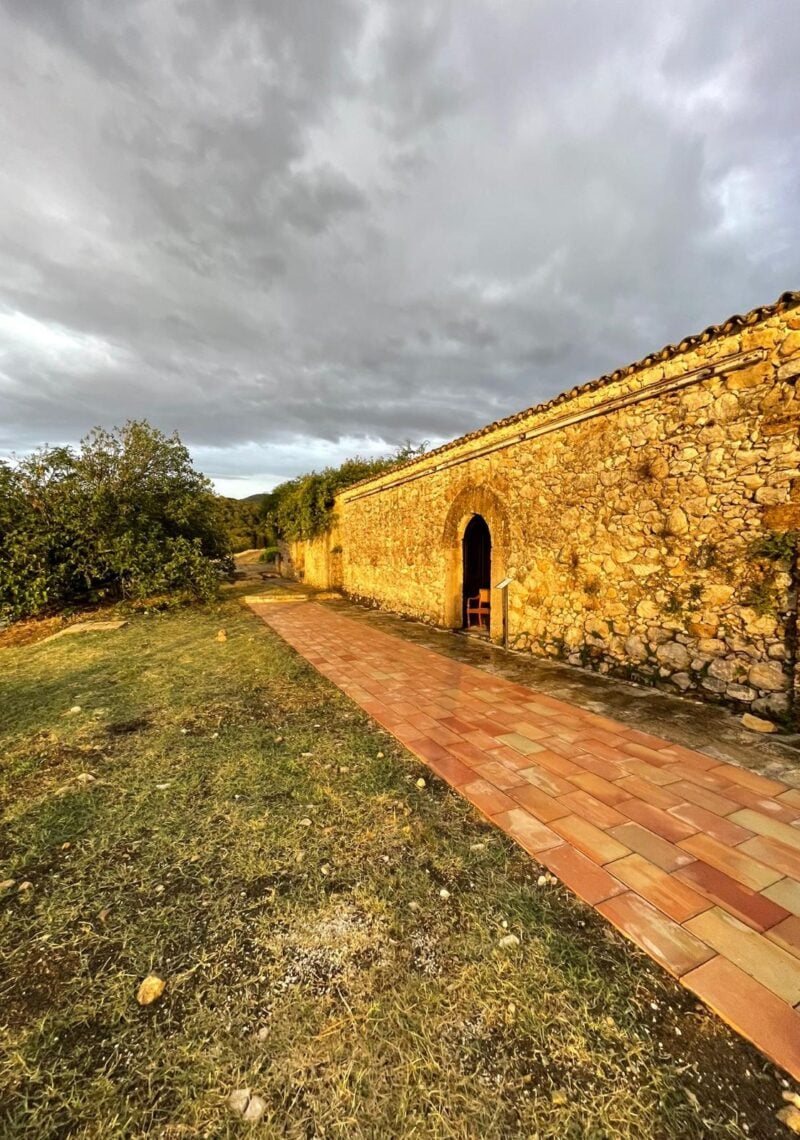 studiolo in mattoni nel panorama della campagna