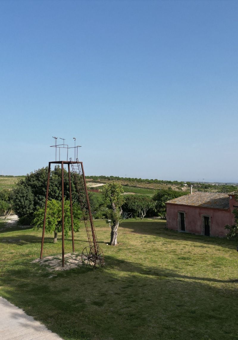 planeta-installazione-site-specific-mortellaro